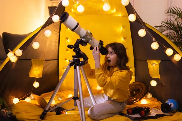 Menina Pequena Usando Telescópio Casa Sala Estar Uma Barraca — Fotografia de Stock