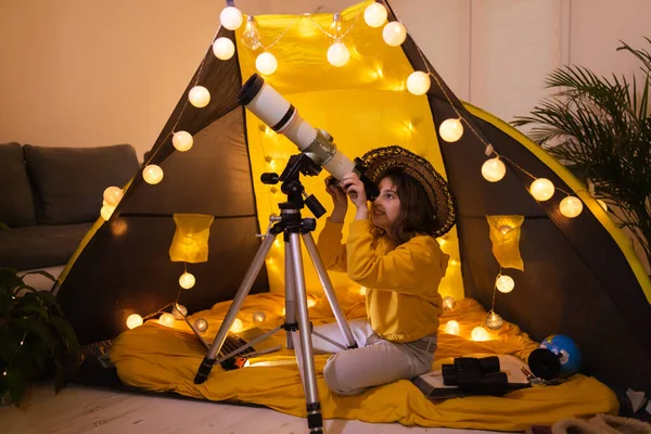 Piccola Ragazza Utilizzando Telescopio Casa Soggiorno Una Tenda — Foto Stock