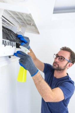 Klima servisi ve bakım, havalandırma ünitesini tamir etmek ve filtreleri temizlemek..