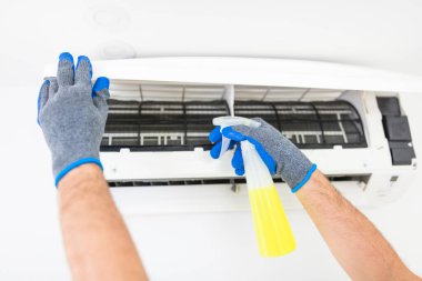 Klima servisi ve bakım, havalandırma ünitesini tamir etmek ve filtreleri temizlemek..