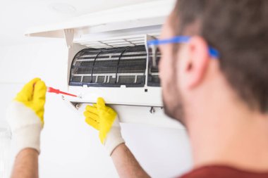 Klima servisi ve bakım, havalandırma ünitesini tamir etmek ve filtreleri temizlemek..