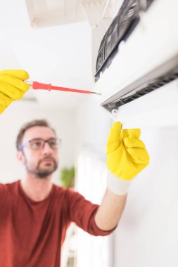 Klima servisi ve bakım, havalandırma ünitesini tamir etmek ve filtreleri temizlemek..