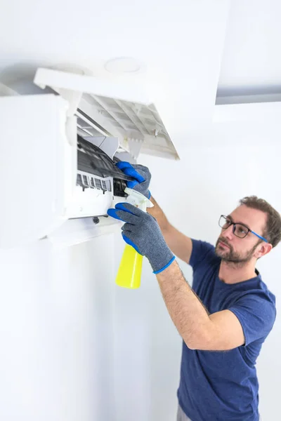 Aircondition Service Maintenance Fixing Unit Cleaning Filters — Stock Photo, Image