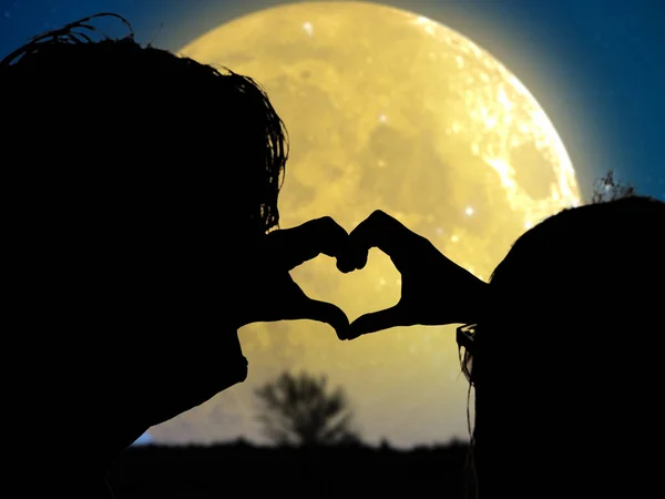 Couple Faisant Forme Coeur Sous Ciel Clair Lune — Photo