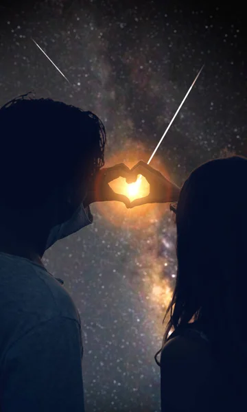 Pareja Haciendo Forma Corazón Bajo Los Cielos Estrellados —  Fotos de Stock