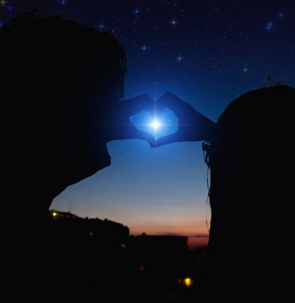 Yıldızlı Gökyüzünün Altında Kalp Şekillendiren Çift — Stok fotoğraf
