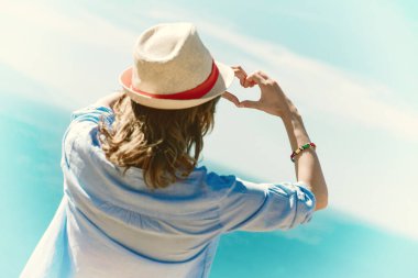 Yazın tropik okyanus manzaralı bir kadın.