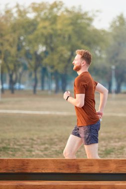 Şehir parkında koşan / egzersiz yapan modern adam.