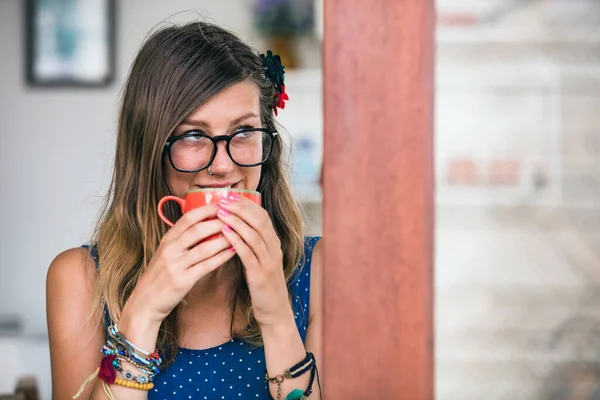 Žena Těší Kávu Čaj Doma — Stock fotografie