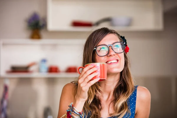 Vrouw Die Thuis Van Koffie Thee Geniet — Stockfoto