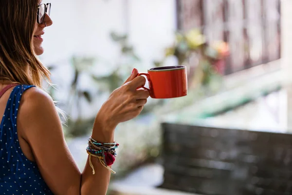 Kvinna Njuter Kaffe Hemma — Stockfoto