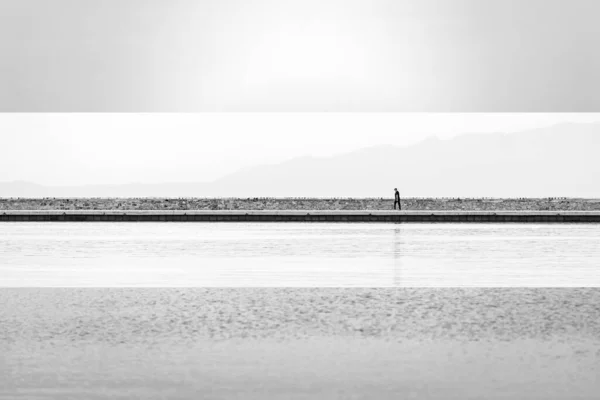 Uomo Solo Che Cammina Sulla Riva Del Mare Immagine Mosaico — Foto Stock