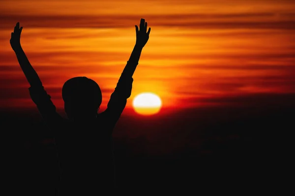 Mulher Desfrutando Pôr Sol Com Braços Bem Abertos — Fotografia de Stock