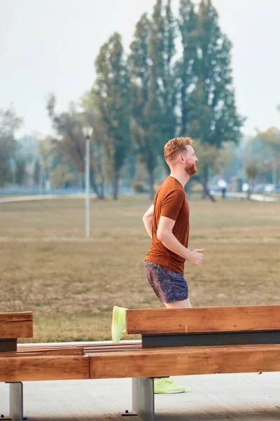 Hombre Moderno Trotando Ejercitando Parque Urbano — Foto de Stock