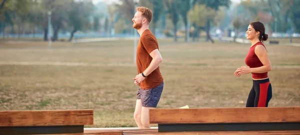 都会の公園で現代女性と男性のジョギング — ストック写真