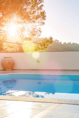 Yüzme havuzu yakınında yaz tatilinin keyfini çıkarın.