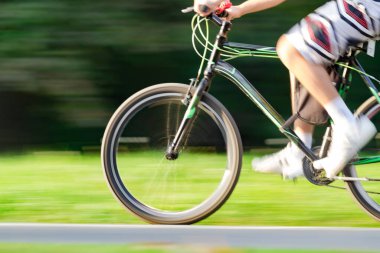 Bisiklet sürmek - bulanık hareket, hızlı sürüş.