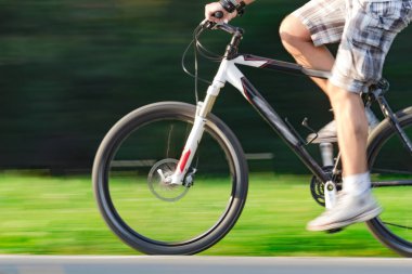 Bisiklet sürmek - bulanık hareket, hızlı sürüş.