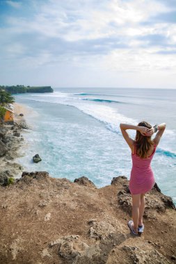 Endonezya 'nın Bali adasında güzel tropikal yaz günlerinin tadını çıkaran bir kadın..
