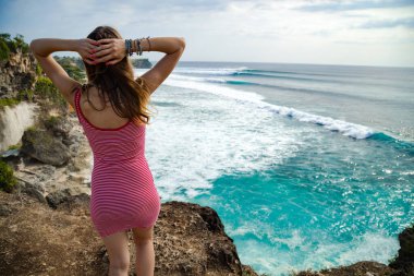 Endonezya 'nın Bali adasında güzel tropikal yaz günlerinin tadını çıkaran bir kadın..