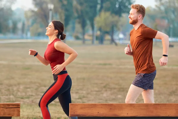 Mujer Moderna Hombre Trotando Haciendo Ejercicio Parque Urbano — Foto de Stock