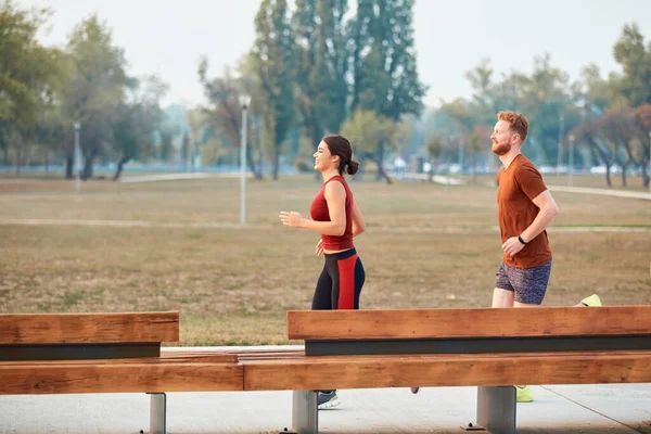 Mulher Moderna Homem Jogging Exercício Parque Urbano — Fotografia de Stock