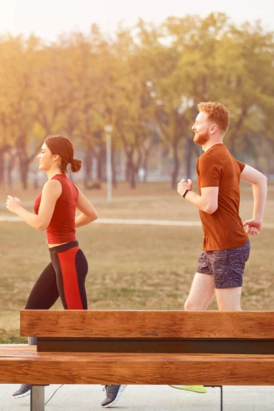 Mulher Moderna Homem Jogging Exercício Parque Urbano — Fotografia de Stock