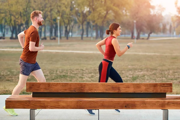 Modern Kadın Erkek Şehir Parkında Koşuyor Egzersiz Yapıyor — Stok fotoğraf