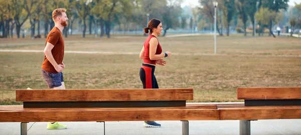 Mujer Moderna Hombre Trotando Haciendo Ejercicio Parque Urbano — Foto de Stock