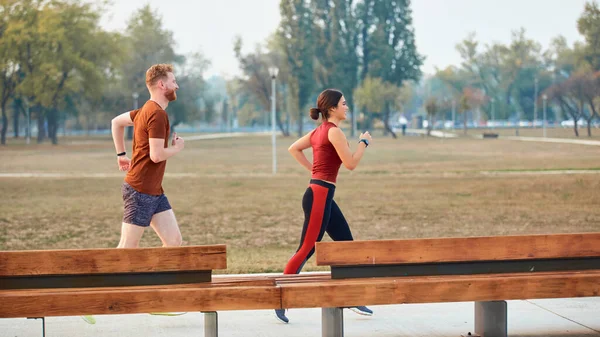 Mujer Moderna Hombre Trotando Haciendo Ejercicio Parque Urbano — Foto de Stock