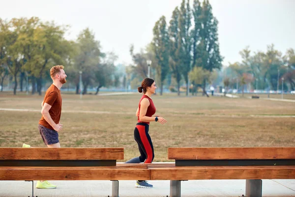 现代妇女和男子在城市公园慢跑 — 图库照片