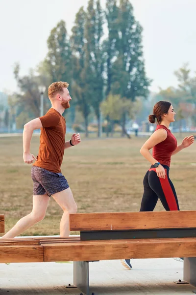 Mujer Moderna Hombre Trotando Haciendo Ejercicio Parque Urbano — Foto de Stock