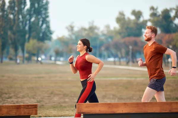 Modern Kadın Erkek Şehir Parkında Koşuyor Egzersiz Yapıyor — Stok fotoğraf