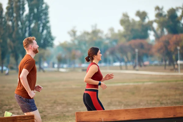 Mulher Moderna Homem Jogging Exercício Parque Urbano — Fotografia de Stock