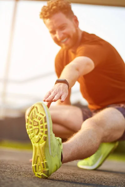 Joven Haciendo Ejercicio Estiramiento Parque Urbano — Foto de Stock