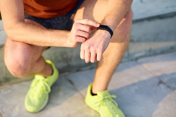 Hombre Joven Usando Reloj Mano Durante Ejercicio Estiramiento Parque Urbano — Foto de Stock