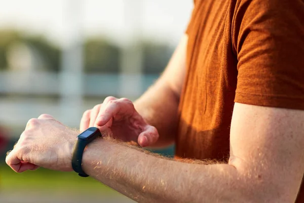 Jovem Usando Relógio Mão Durante Exercício Alongamento Parque Urbano — Fotografia de Stock