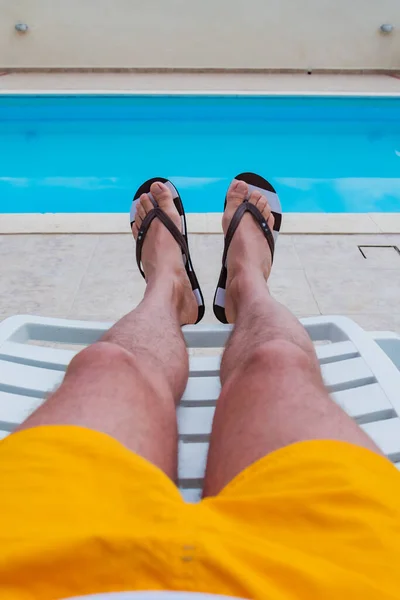 Desfrutando Férias Verão Perto Piscina — Fotografia de Stock