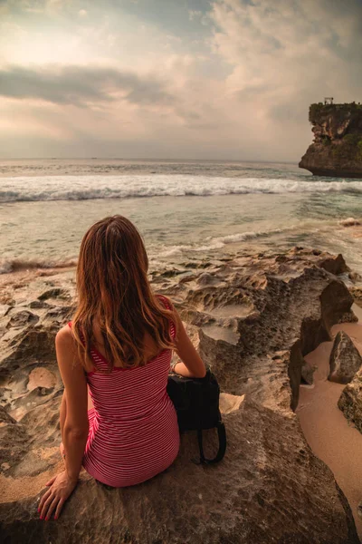 Mujer Mirando Lejanos Paisajes Marinos Desde Playa — Foto de Stock