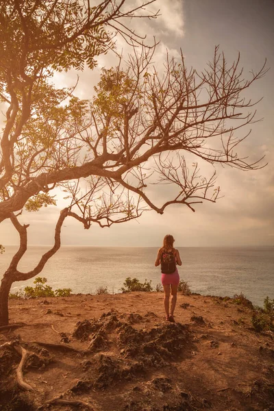 Frau Blickt Von Einer Hohen Meeresklippe Auf Das Ferne Meer — Stockfoto