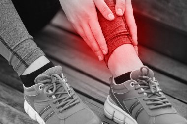 Genç sporcu kadın spor yaparken ve parkta koşarken acı / sakatlık yaşıyor..