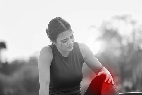 Genç Sporcu Kadın Spor Yaparken Parkta Koşarken Acı Sakatlık Yaşıyor — Stok fotoğraf