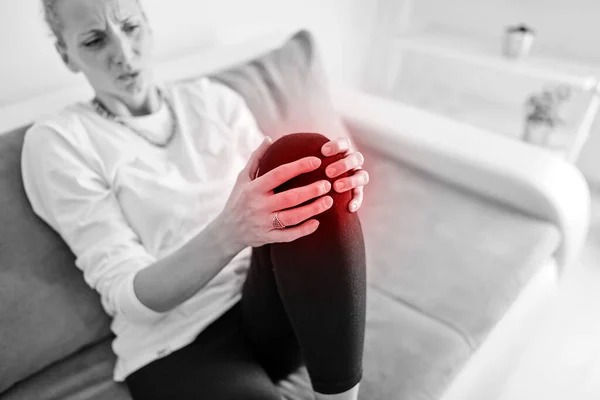 Evde Bacak Diz Eklem Yerlerinde Fiziksel Yaralanma — Stok fotoğraf