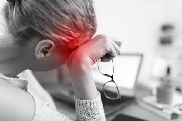 Frau Fühlt Sich Unwohl Kopfschmerzen Bei Der Arbeit Laptop — Stockfoto