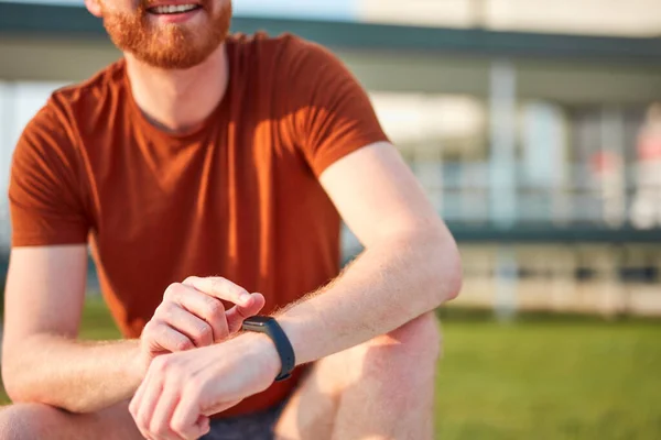 Hombre Joven Usando Reloj Mano Durante Ejercicio Estiramiento Parque Urbano — Foto de Stock