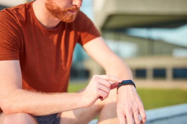 Hombre Joven Usando Reloj Mano Durante Ejercicio Estiramiento Parque Urbano — Foto de Stock