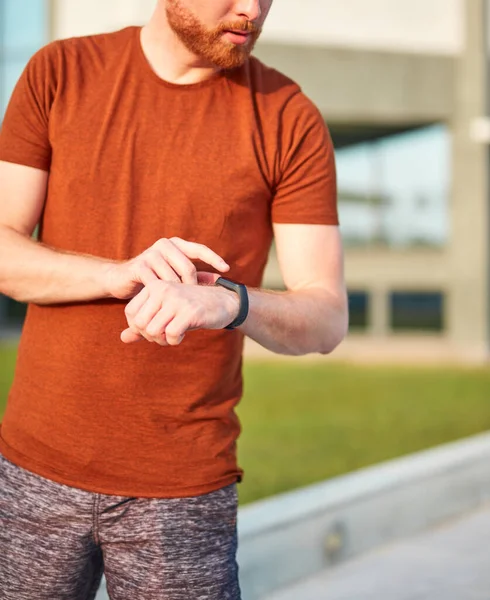 Jovem Usando Relógio Mão Durante Exercício Alongamento Parque Urbano — Fotografia de Stock