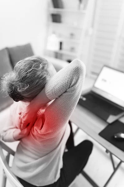 Жінка Працює Ноутбуці Має Руку Спину Біль Хребті — стокове фото