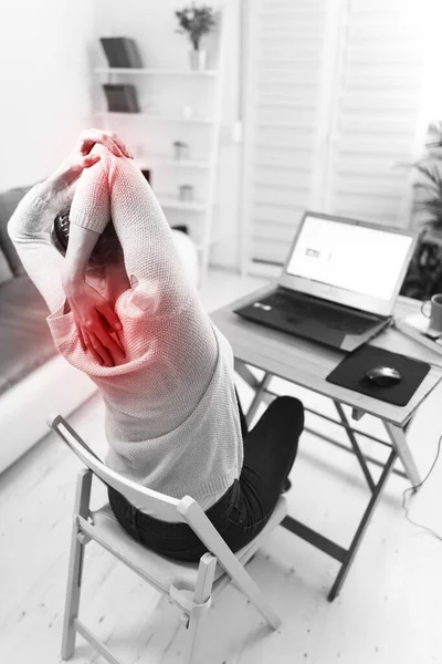 Frau Arbeitet Laptop Und Hat Hand Rücken Und Wirbelsäulenschmerzen — Stockfoto