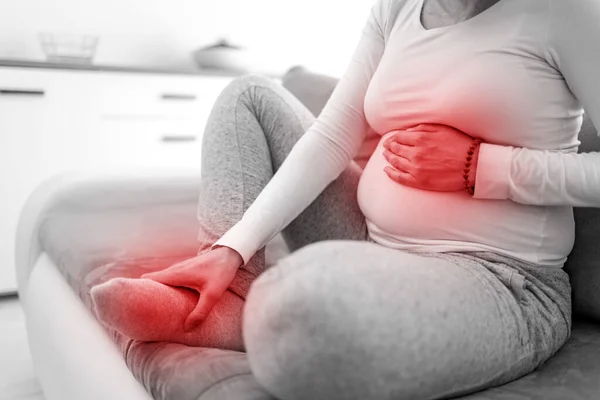 Embarazada Mujer Cansada Agotada Con Problemas Estómago Piernas Casa Sofá —  Fotos de Stock